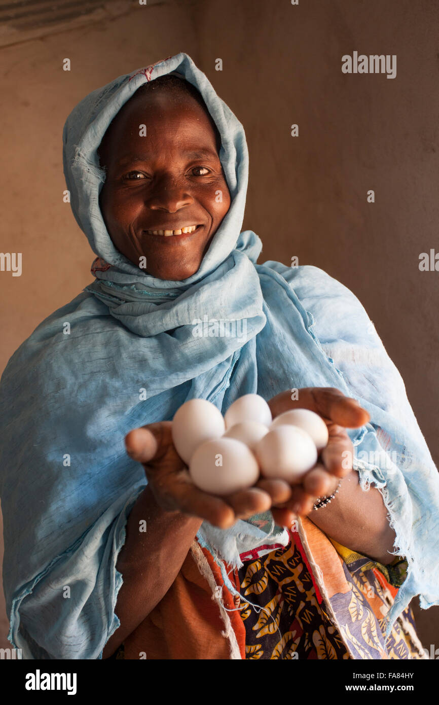 Eine Frau legte eine hält frischen Eiern durch ihre Hühner in Tengréla Dorf, Burkina Faso. Stockfoto