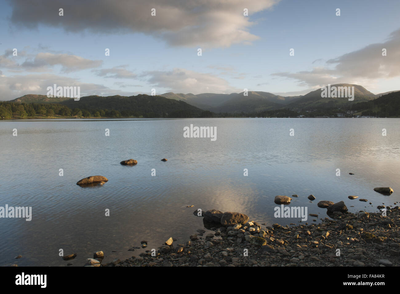 Ein Blick auf Lake Windermere mit Cumbria Fells auf der gegenüberliegenden Seite. Stockfoto