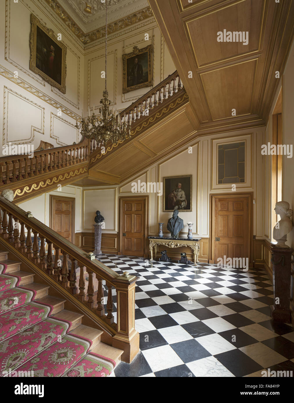 Das Treppenhaus im Belton House, Lincolnshire. Dies wurde als wenig Marmorsaal bis etwa 1830 bekannt. Das Zimmer ist C17th mit einer schwarz-weiß gepflasterten Boden von William Stanton und Verputz Decke von Edward Goudge. Die Treppe hat eine Vitruvian sc Stockfoto