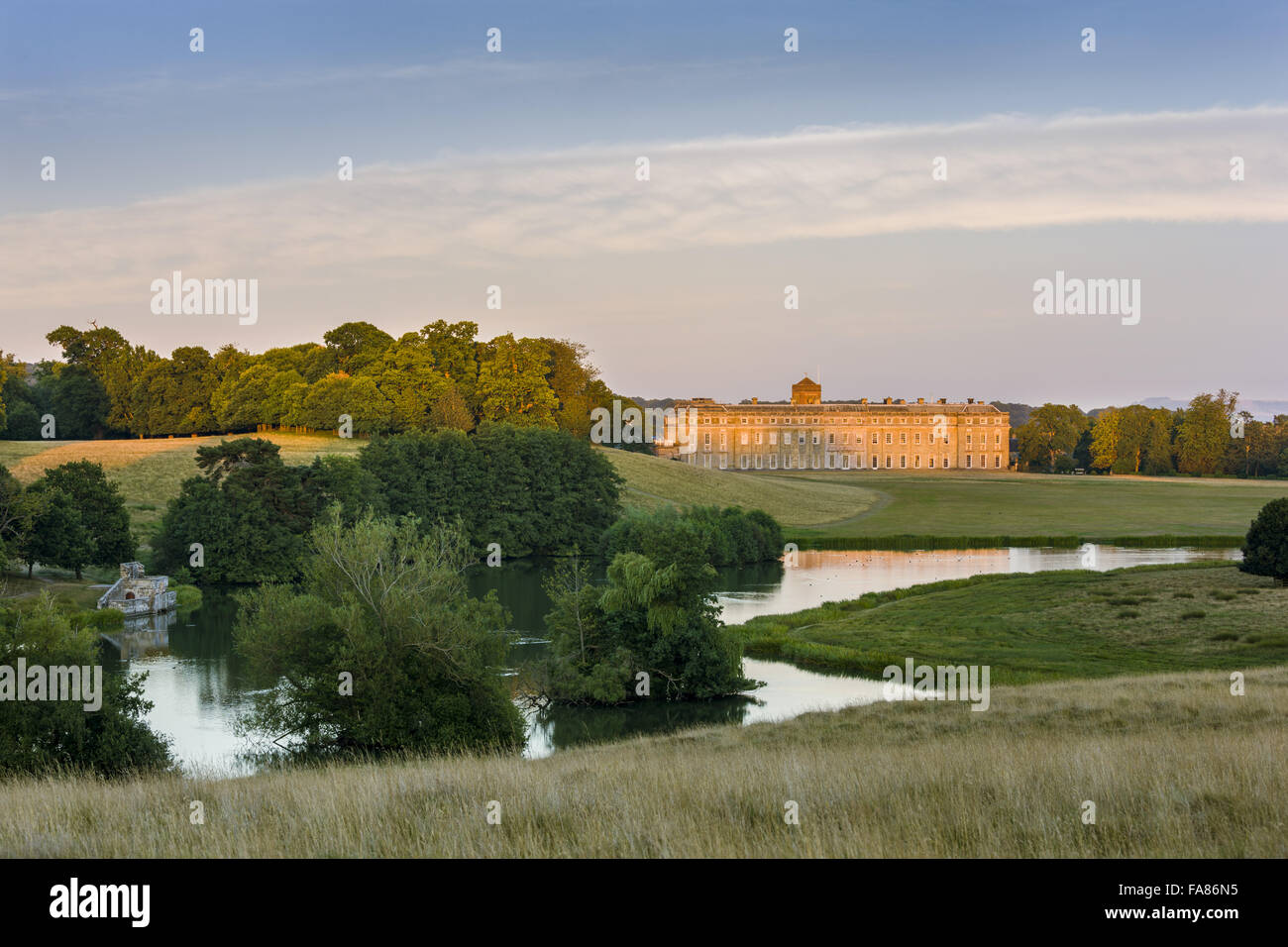 Das Haus und die oberen Teich in Petworth House und Park, West Sussex