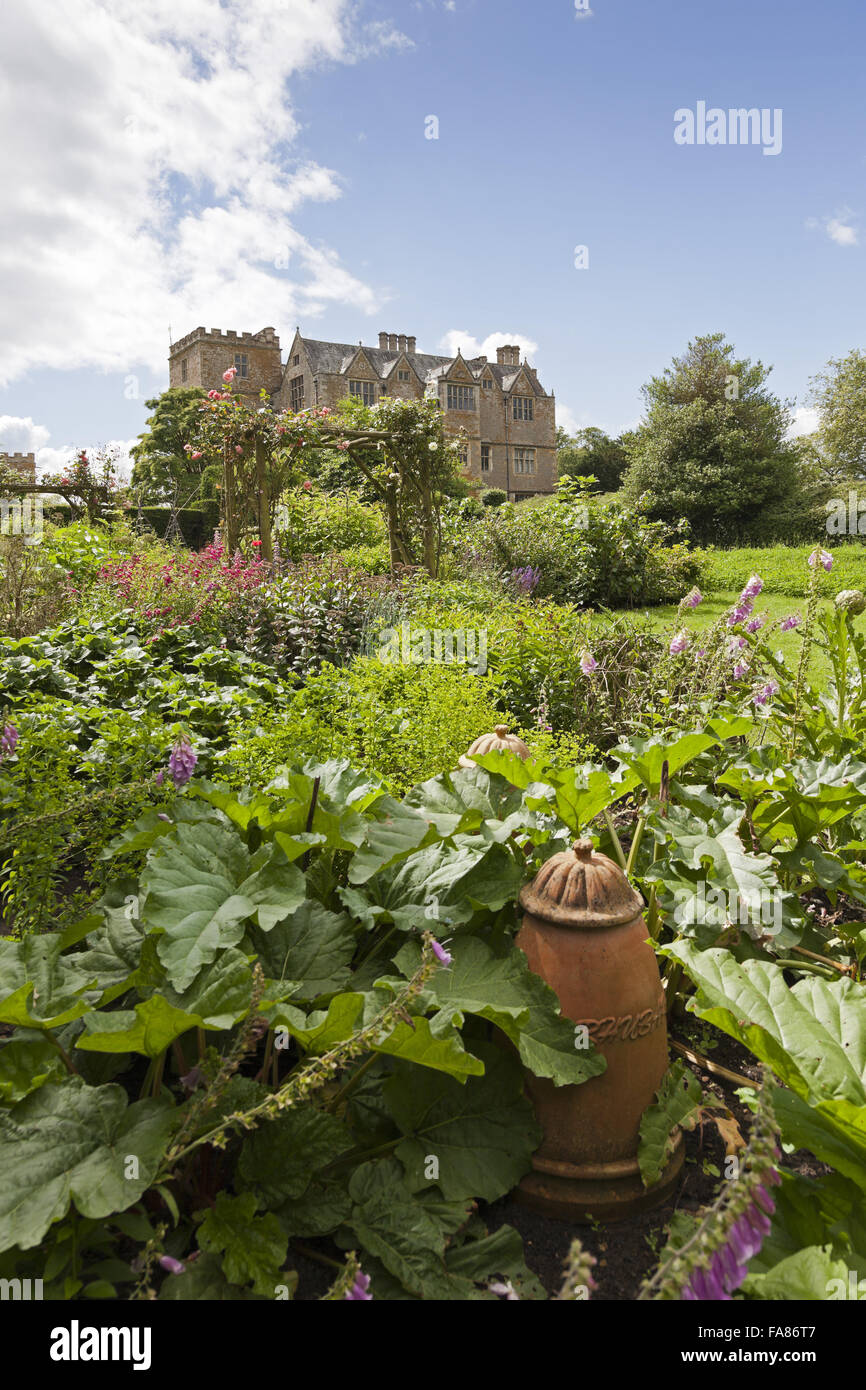 Ein Blick von der Unterseite des Gartens an die Südfront des Chastleton House, Oxfordshire. Stockfoto