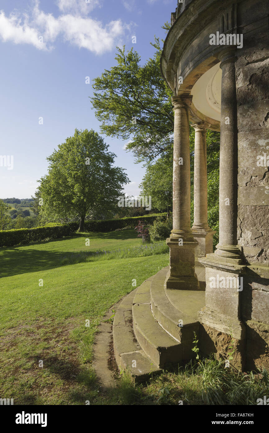 Ein Tempel im Garten in Farnborough Hall, Warwickshire. Farnborough-Hall ist ein Haus aus dem 18. Jahrhundert aus honigfarbenen Stein, umgeben von einem gepflegten Garten mit Blick auf die Landschaft. Stockfoto