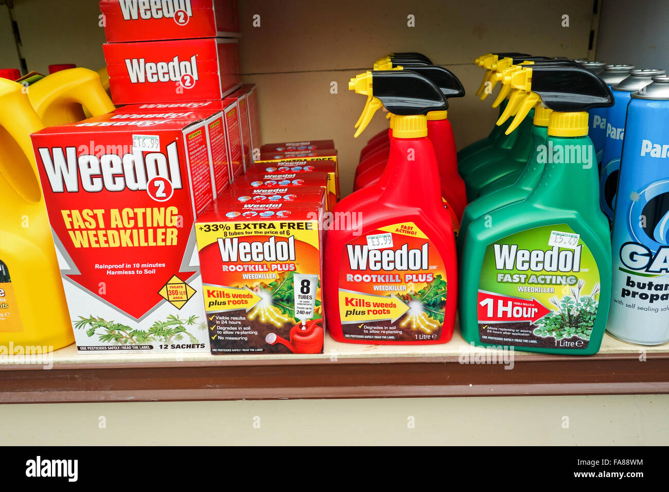 Flaschen und Kartons von Weedol weedkiller zum Verkauf in einem Gartencenter Stockfoto