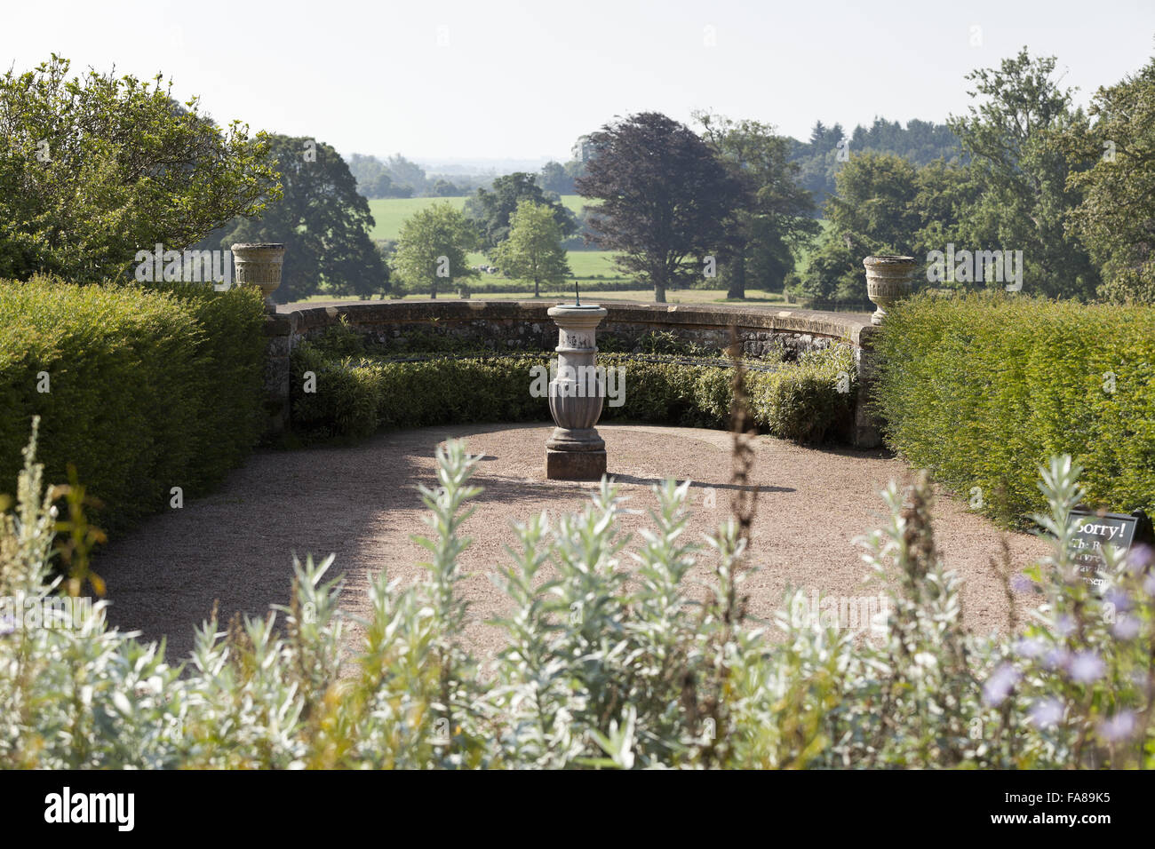 Sonnenuhr im Garten am Killerton, Devon, im August. Stockfoto