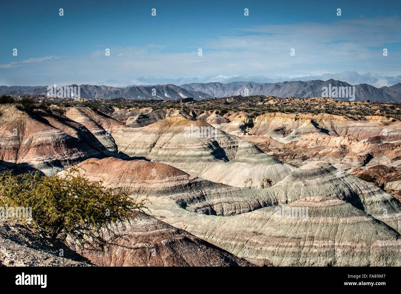 Erhöhten Blick auf gestreiften Hügellandschaft, Valle De La Luna, Provinz San Juan, Argentinien Stockfoto