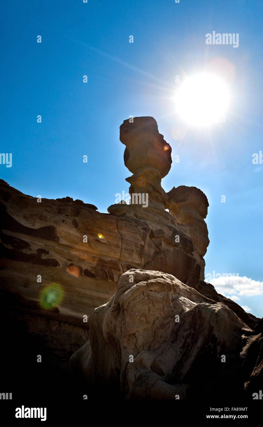 Niedrigen Winkel Ansicht des u-Boot-Rock-Formation und der Sonne, Valle De La Luna, Provinz San Juan, Argentinien Stockfoto