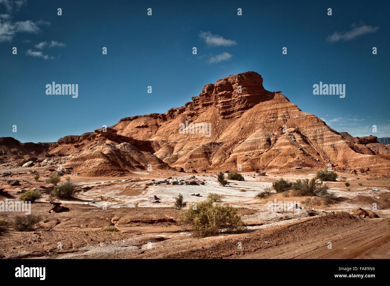 Rot gestreifte Gebirge unter blauem Himmel, Valle De La Luna, Provinz San Juan, Argentinien Stockfoto