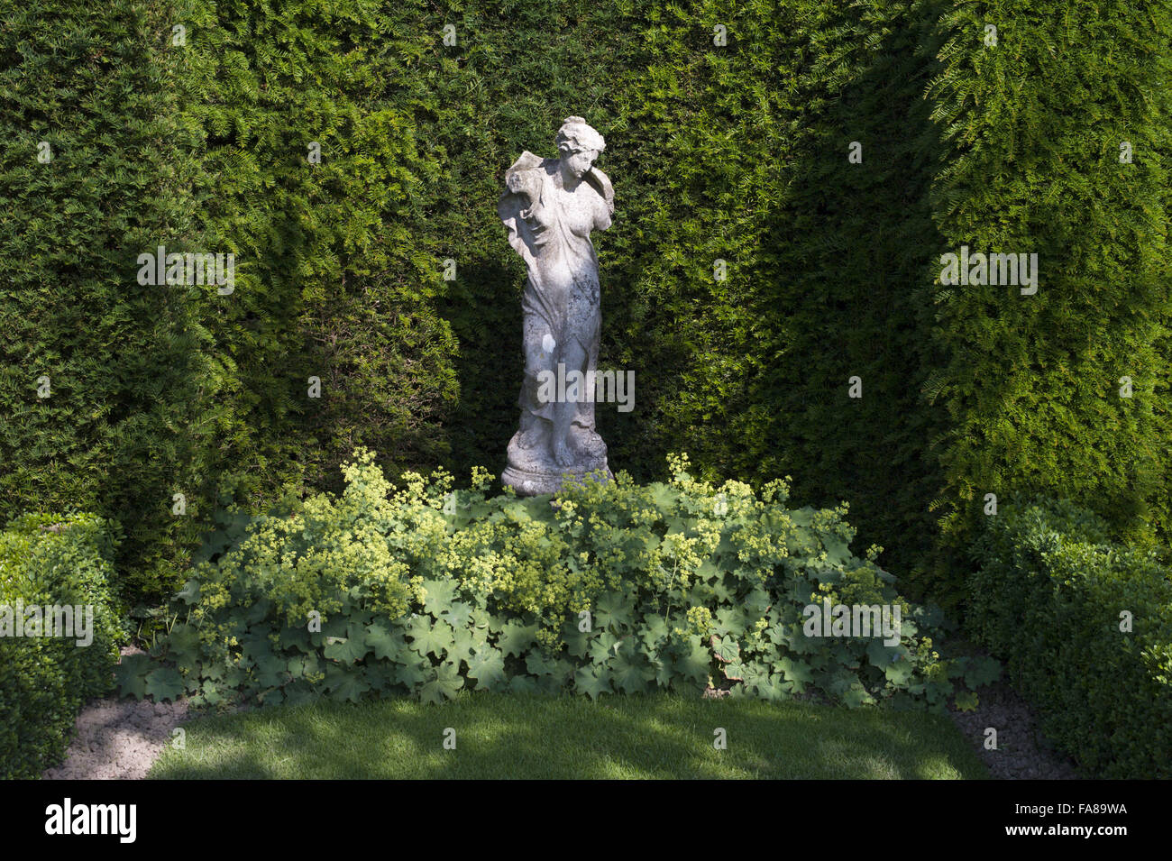 Eine Statue in den Gärten im Juli auf Sissinghurst Castle, Kent. Sissinghurst erlangte internationale Bekanntheit in den 1930er Jahren, Vita Sackville-West und Harold Nicolson dort einen Garten erstellt. Stockfoto