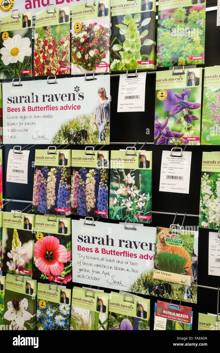 Pakete von Johnsons Sarah Raven Biene und Schmetterling freundlich Blumensamen für Verkauf auf einem Display stehen in ein Gartencenter Stockfoto