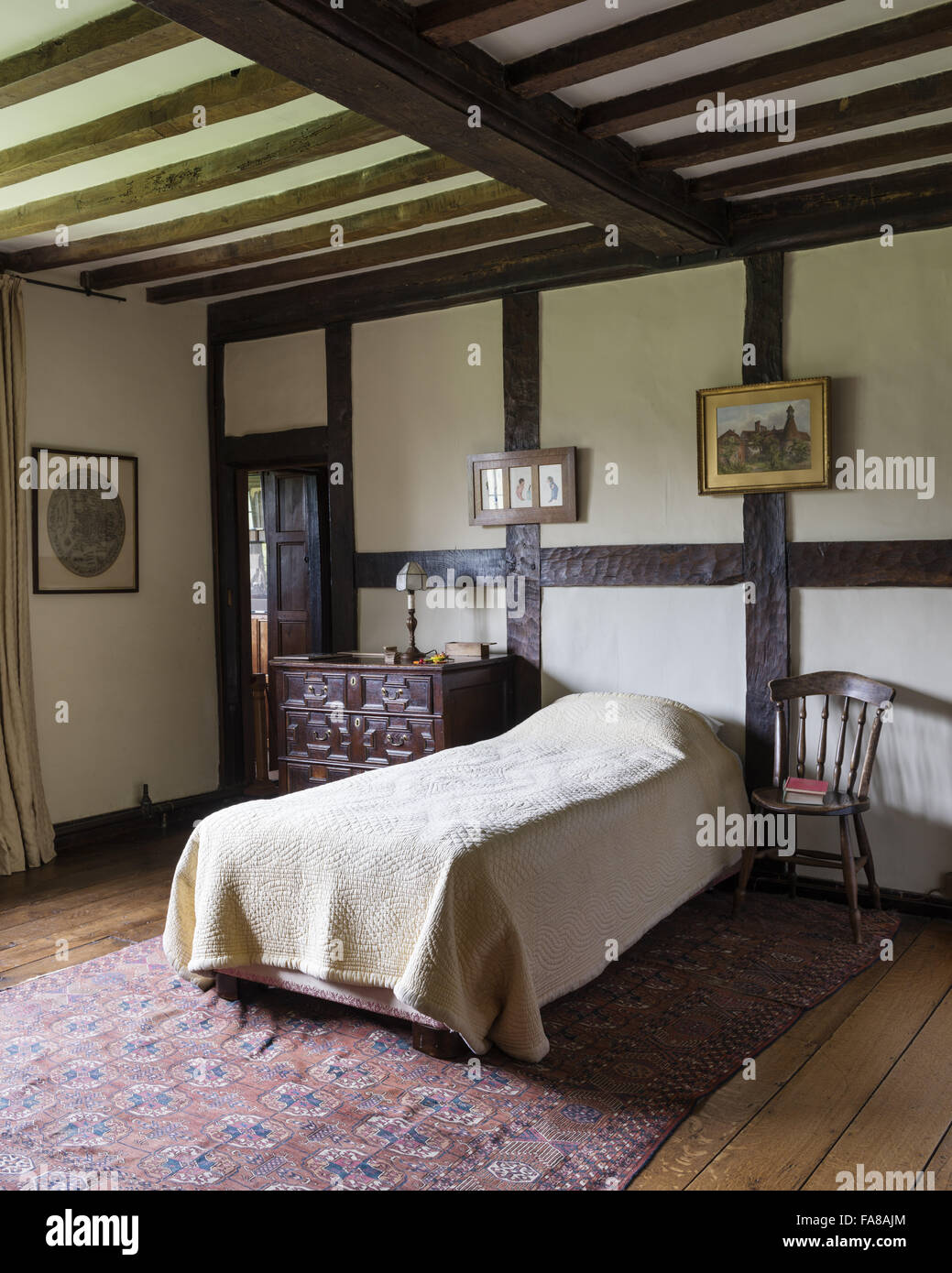 Johns Schlafzimmer im Bateman, East Sussex. Batemans war die Heimat des Schriftstellers Rudyard Kipling von 1902 bis 1936. Stockfoto