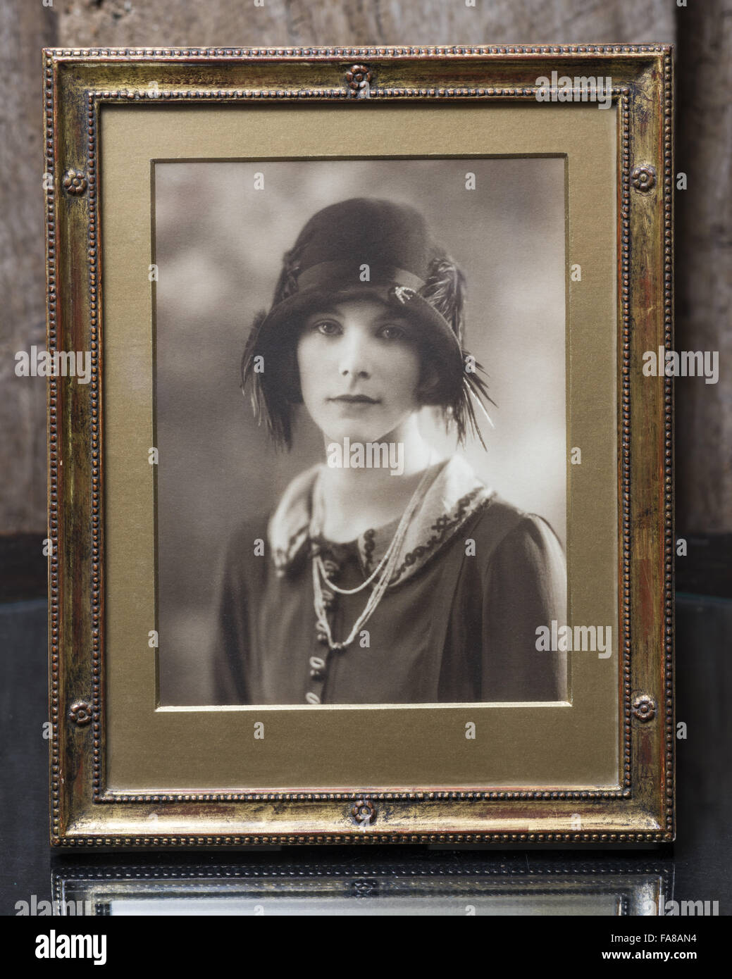 Fotografische Porträt einer jungen Anne Messel, später Lady Rosse, in das alte Treppenhaus, Nymans, West Sussex, c. 1920er Jahre gerahmt. Anne war die Enkelin von Ludwig Messel, kauften Nymans Estate in den 1890er Jahren erweitert das Haus und ich Gründung Stockfoto