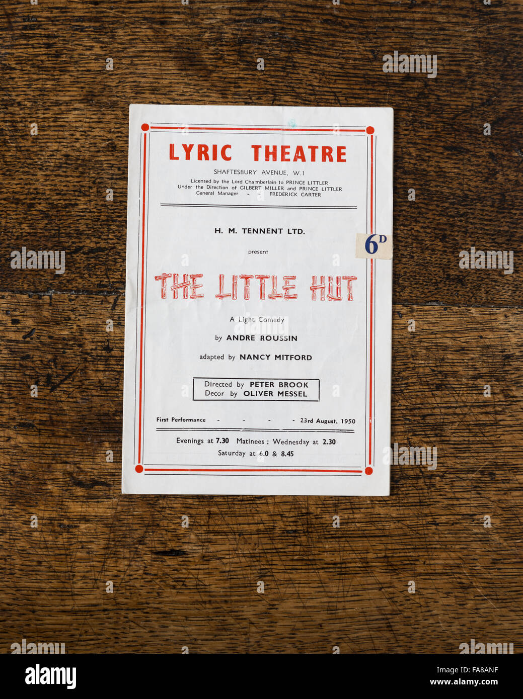 Theater-Programm für die 1953-Produktion des Andre Roussins Spiels "The Little Hut" (adaptiert von Nancy Mitford), aus den Sammlungen bei Nymans, West Sussex. Die Bühnenbilder und Kostüme für die Produktion wurden von Oliver Messel, Enkel von Ludwig entworfen. Stockfoto