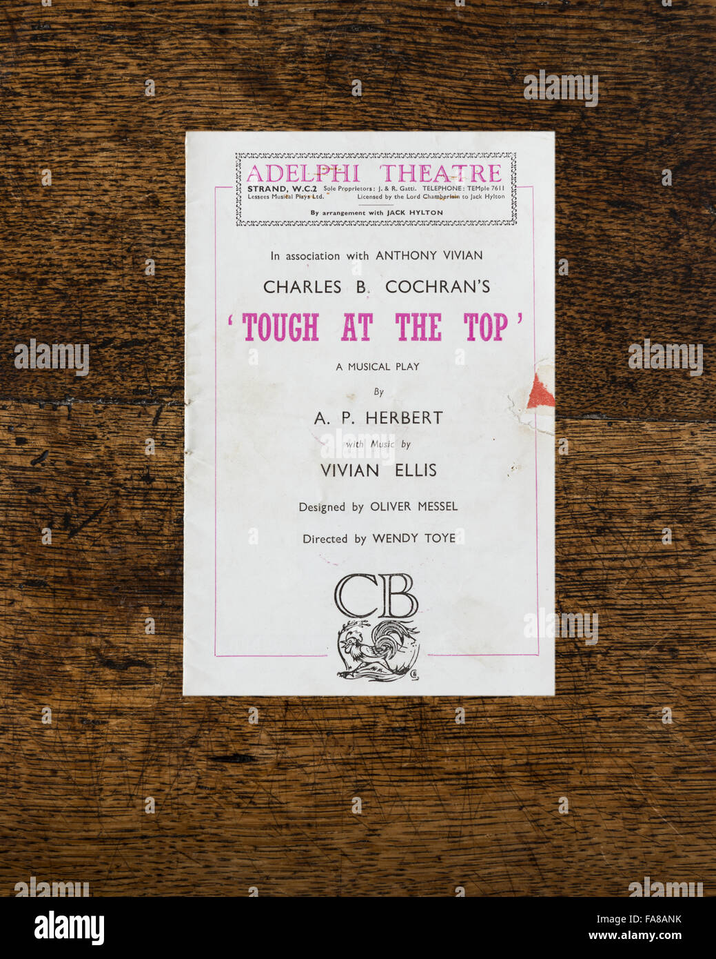 Theaterprogramm für die 1949-Produktion des Charles B. Cochrans Spiels "Harte At The Top", aus den Sammlungen bei Nymans, West Sussex. Die Bühnenbilder und Kostüme für die Produktion wurden von Oliver Messel, Enkel von Ludwig Messel, entworfen, die t gekauft Stockfoto