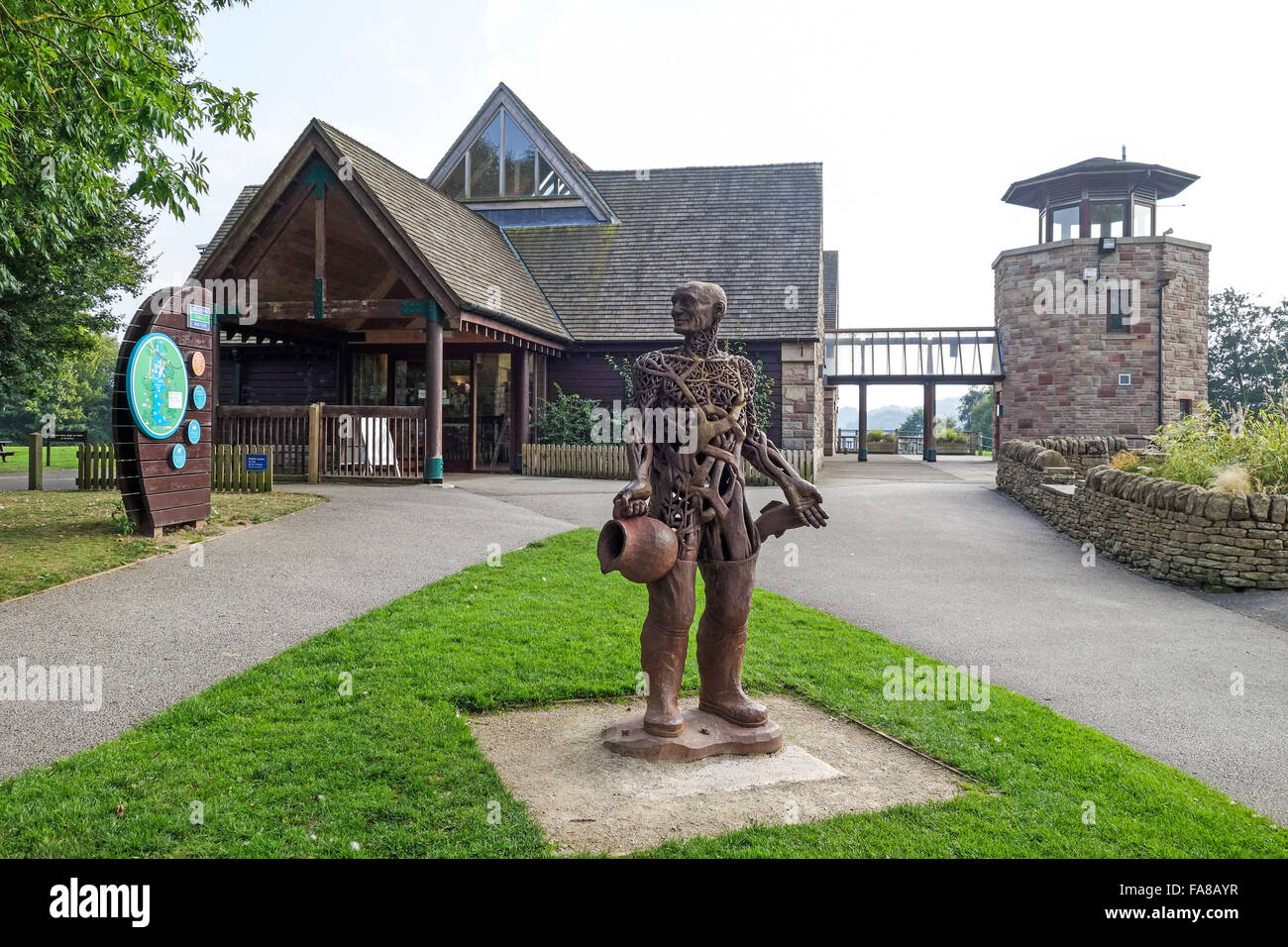 Tittesworth Reservoir Mann Wasserskulptur vor Visitor Centre Leek Staffordshire England UK Stockfoto