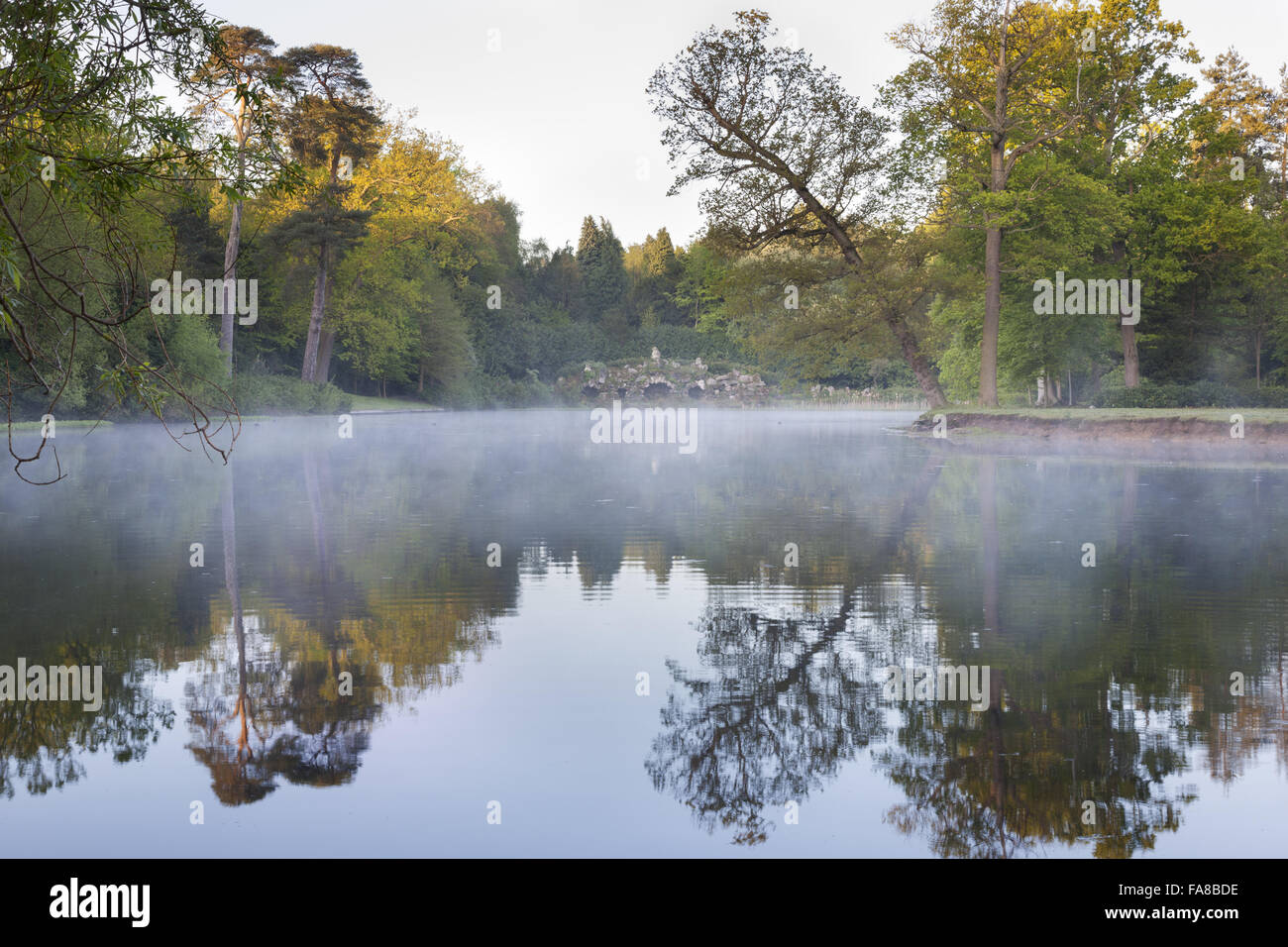 Nebel auf den See und die Grotte am Claremont Landschaftsgarten, Surrey. Die Grotte wurde 1750 von Mason Joesph Pickford unter der Leitung von Stephen Wright gebaut. Stockfoto