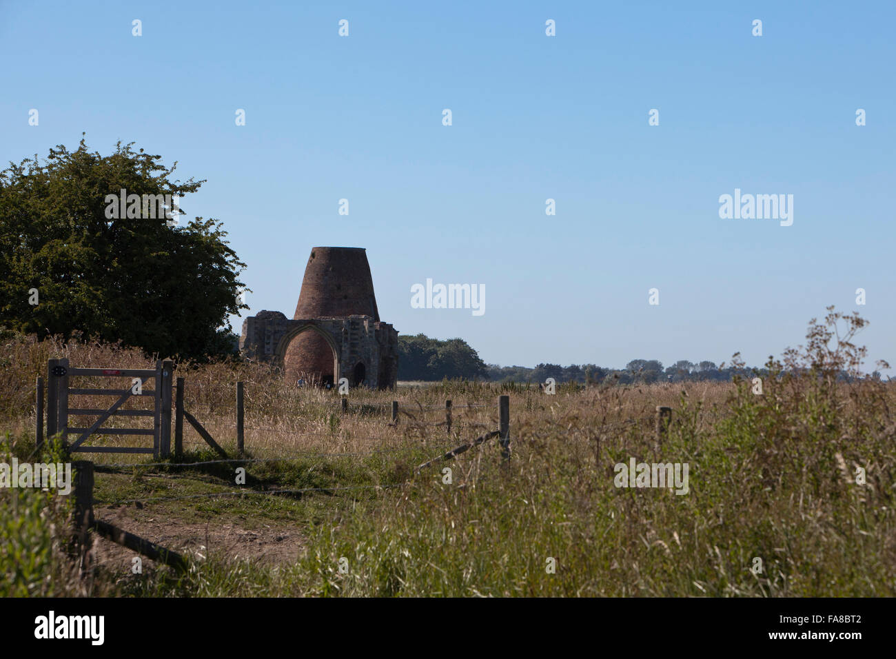 Ansicht des 11. Jahrhunderts St Benets Abbey Mühle Ruine in Norfolk Stockfoto