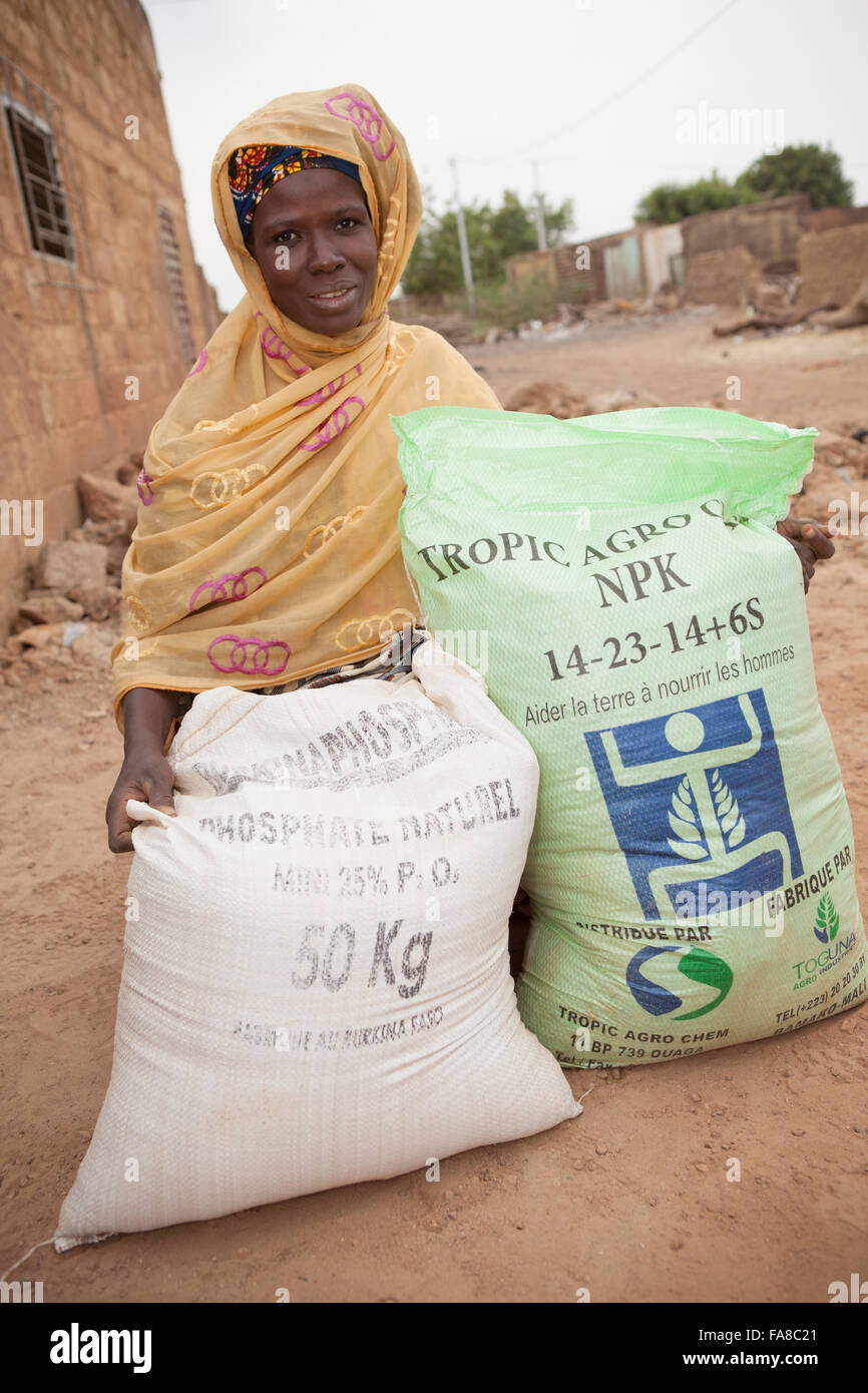 Kleinbauern erhalten Säcke von Saatgut und Dünger auf eine Verteilung in Banfora Abteilung, Burkina Faso. Stockfoto
