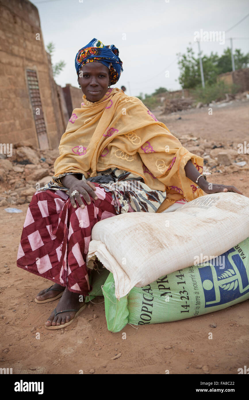 Kleinbauern erhalten Säcke von Saatgut und Dünger auf eine Verteilung in Banfora Abteilung, Burkina Faso. Stockfoto