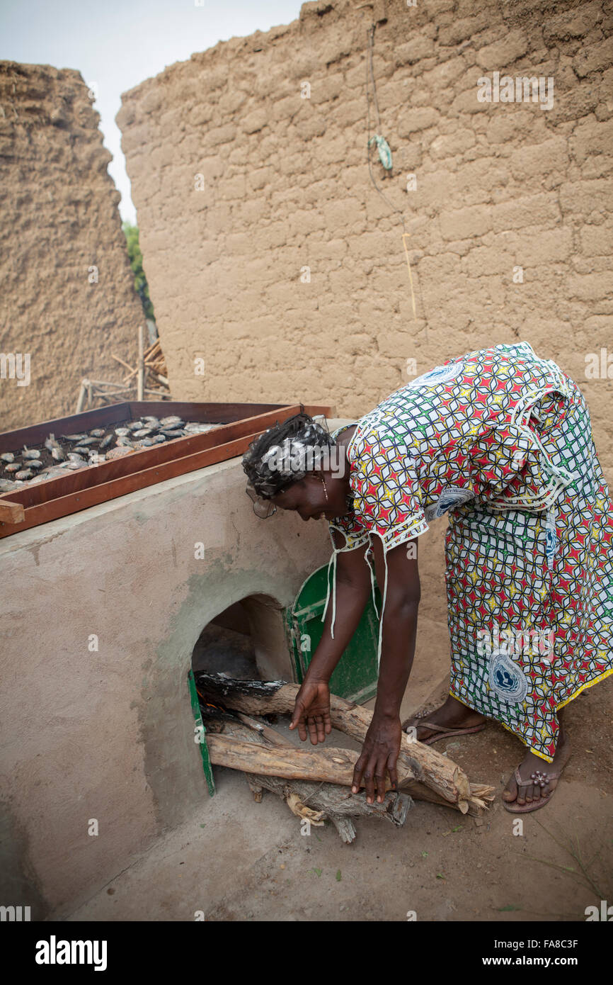 Frauen in Burkina Faso Sourou Provinz, habe ein kleines Geschäft des Rauchens und Verkauf von Fischen. Stockfoto