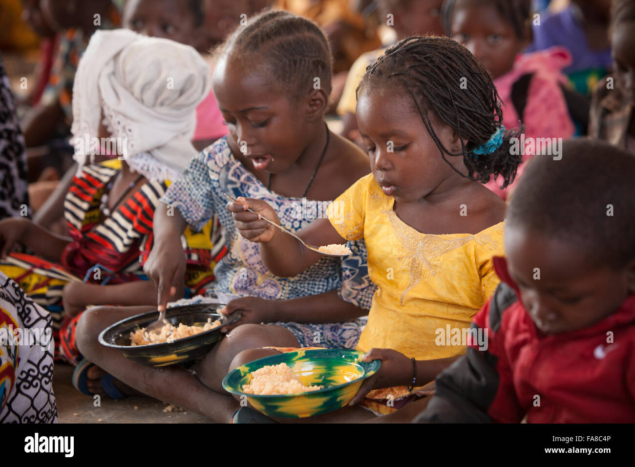 Kindergartenkinder Essen zu Mittag in der Kouka Primary School in Kouka Abteilung, Burkina Faso. Stockfoto