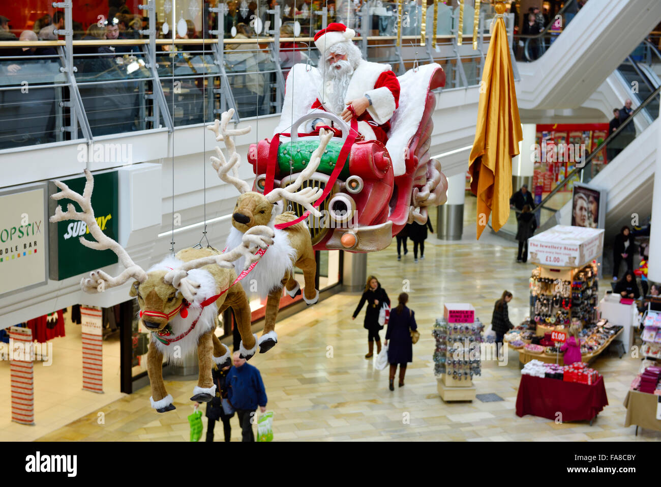 Bristol, UK. 23. Dezember 2015. Dekorationen sind, Broadmead Einkaufszentrums Mitte Tag nur 2 Tage vor Weihnachten. Ein Tag mit gutem Wetter, der High Street und Mall Geschäfte sind voll, aber nicht überfüllt mit Käufern. Einige der Verkäufe haben bereits begonnen, aber ihr scheint das Gedränge von Personen, die schon in den Vorjahren beschlossen fehlen. Stockfoto