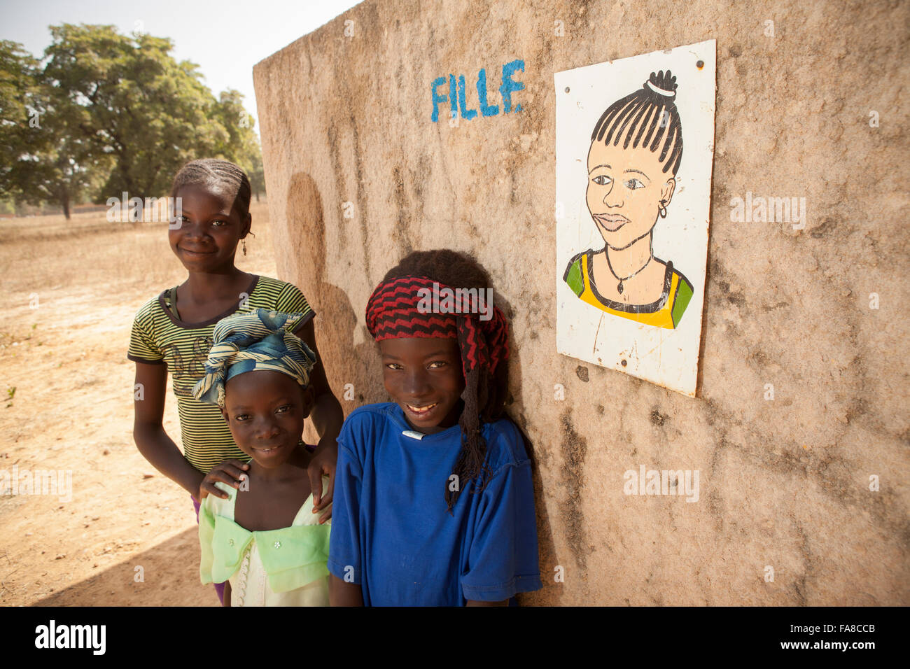 Mädchen stehen vor den Mädchen Toilette an einer Grundschule in Ano('ng) Provinz in Burkina Faso, Westafrika. Stockfoto