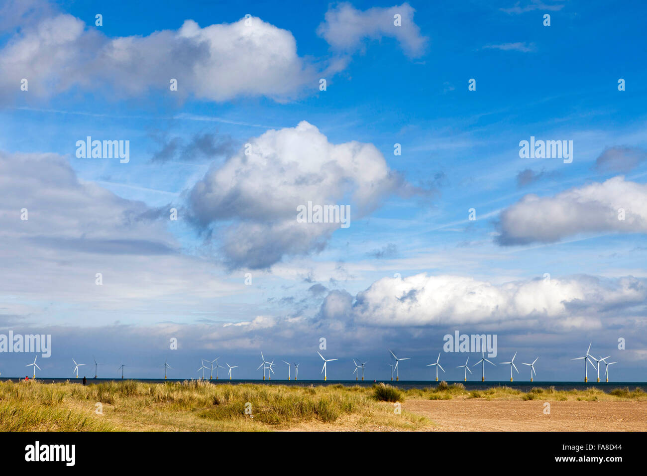 Windkraftanlagen im Windpark Scroby Sands von Great Yarmouth, Norfolk, England, Stockfoto