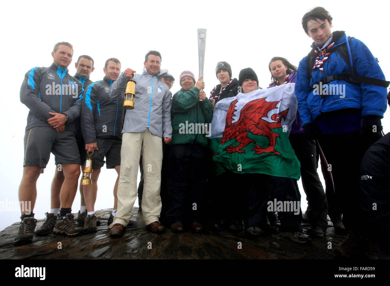 Sebastian Coe verbindet Scouts aus dem Snowdonia Gebiet in der Beleuchtung der Paralympische Flamme auf dem Gipfel des Snowdon Stockfoto