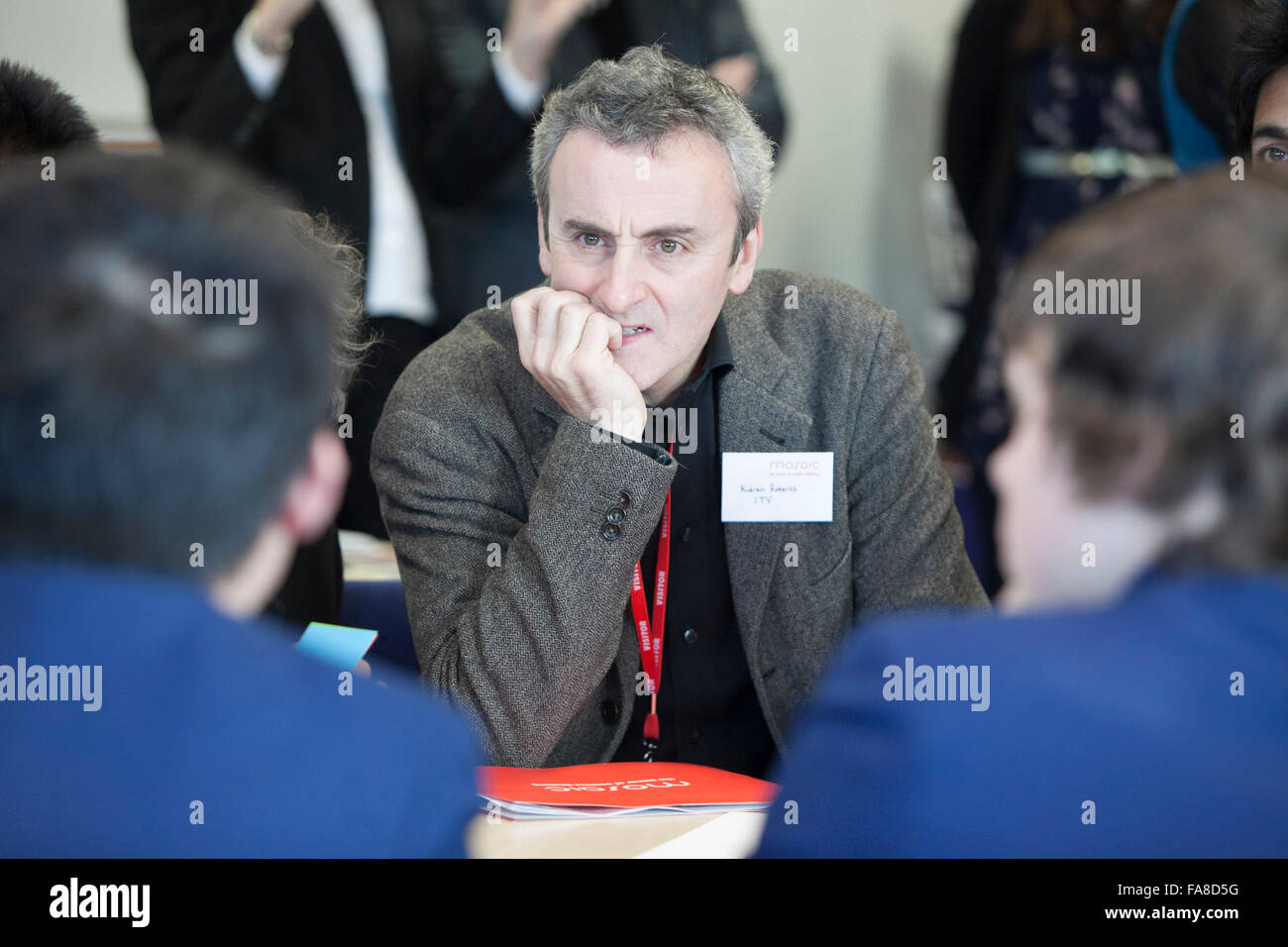 Kieran Roberts, ITV Produzent, abgebildet in einer Schule in Manchester Stockfoto