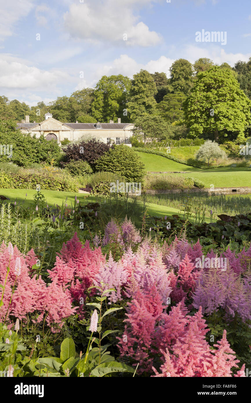 Der Garten und Blick auf die Ställe in Dyrham Park, in der Nähe von Bath, South Gloucestershire. Stockfoto