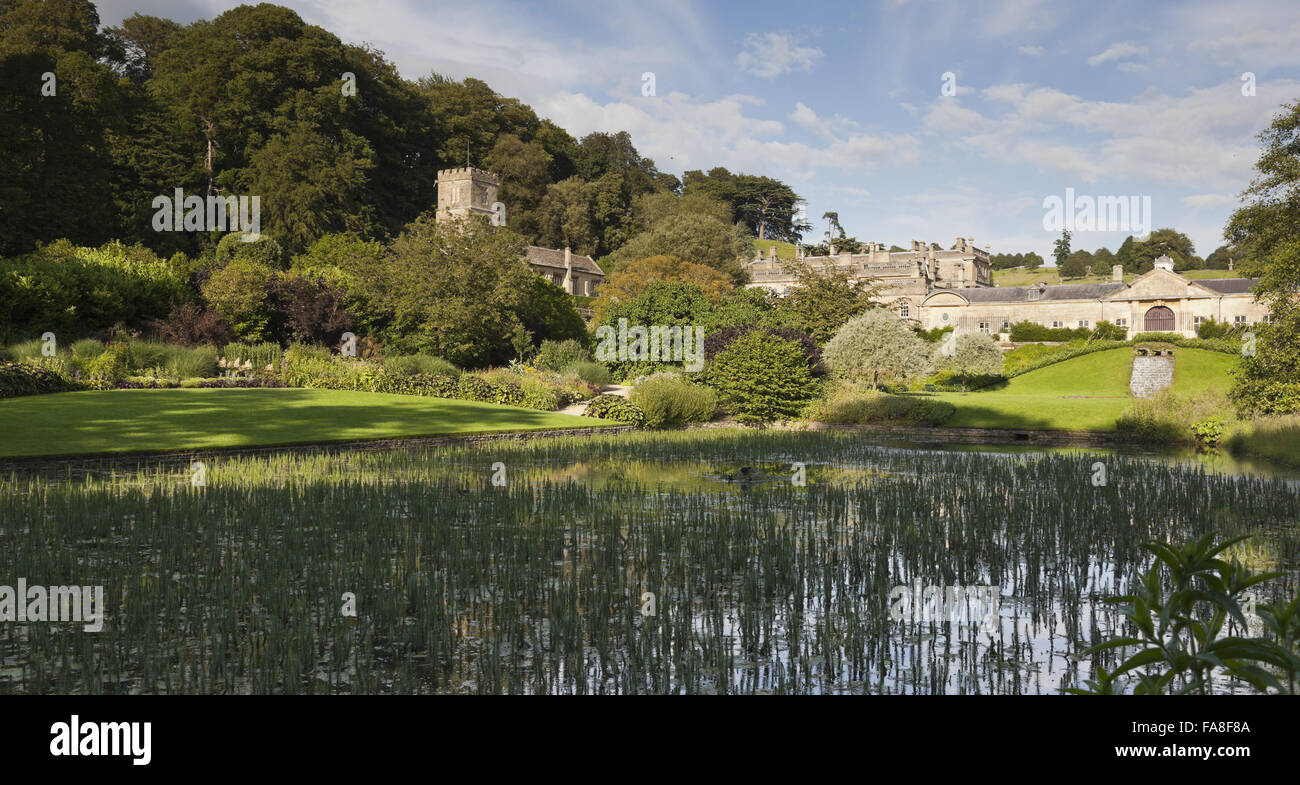 Der Garten und Blick auf die Ställe und die Kirche (nicht National Trust) in Dyrham Park, in der Nähe von Bath, South Gloucestershire. Stockfoto