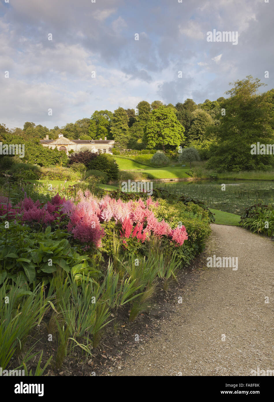 Der Garten und Blick auf die Ställe in Dyrham Park, in der Nähe von Bath, South Gloucestershire. Stockfoto