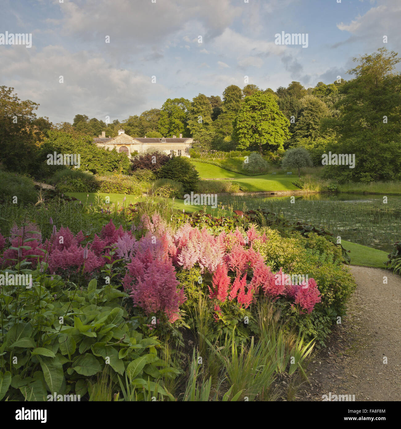 Der Garten und Blick auf die Ställe in Dyrham Park, in der Nähe von Bath, South Gloucestershire. Stockfoto