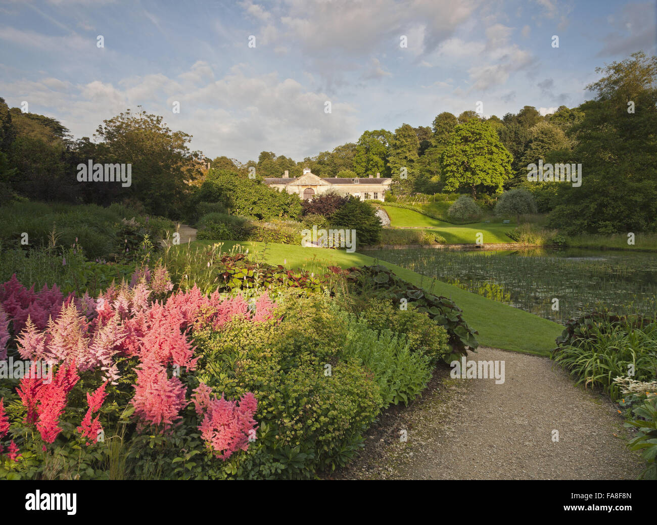 Der Garten und Blick auf die Ställe in Dyrham Park, in der Nähe von Bath, South Gloucestershire. Stockfoto