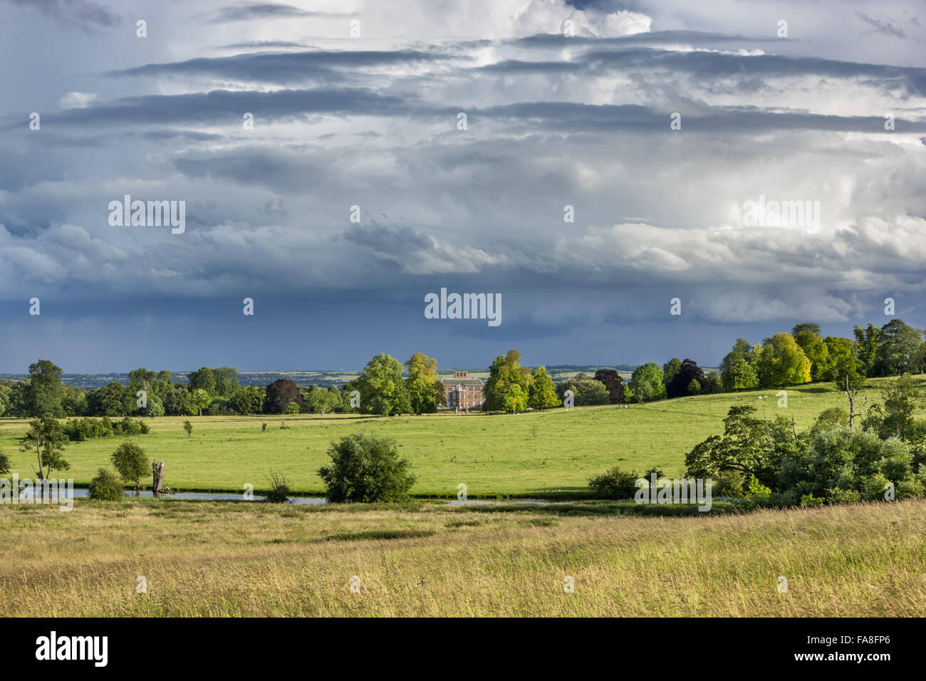 Ein Blick in Richtung der Nordfront der Wimpole Hall, Cambridgeshire, der gotische Turm entnommen. Stockfoto