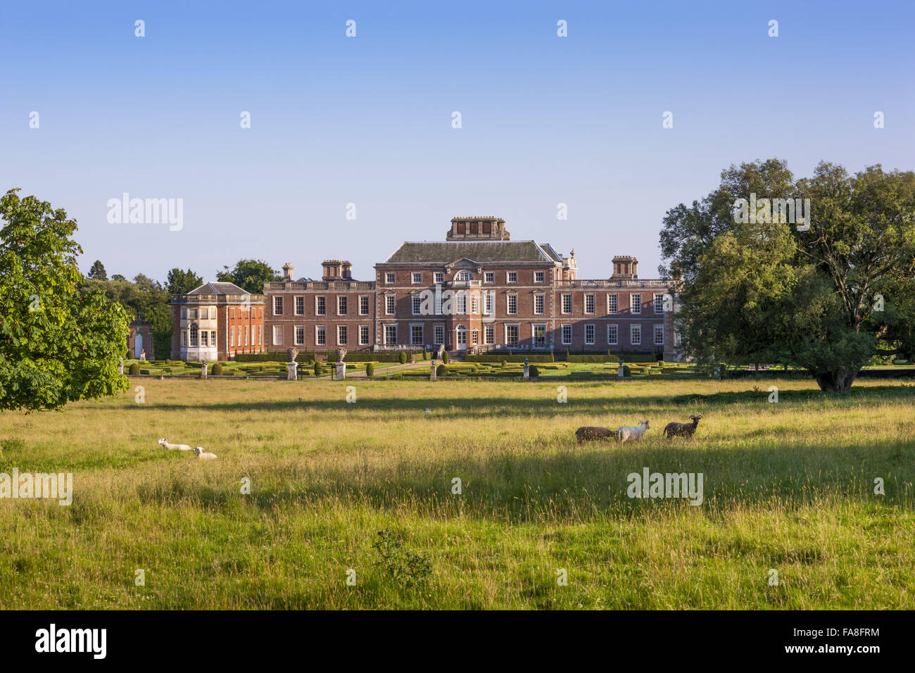 Die Nordfront der Wimpole Hall, Cambridgeshire, vom Park entfernt. Stockfoto