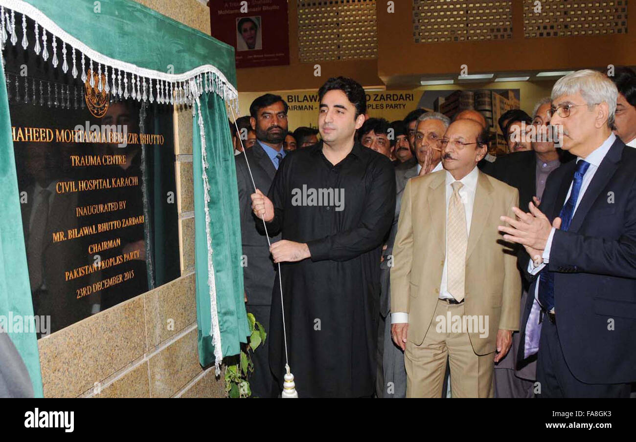 Vorsitzender Völker Party (PPP) Bilawal Bhutto Zardari Enthüllung Gedenktafel Benazir Bhutto Traumazentrum im Bürgerspital in Karachi auf Mittwoch, 23. Dezember 2015 einweihen. Stockfoto