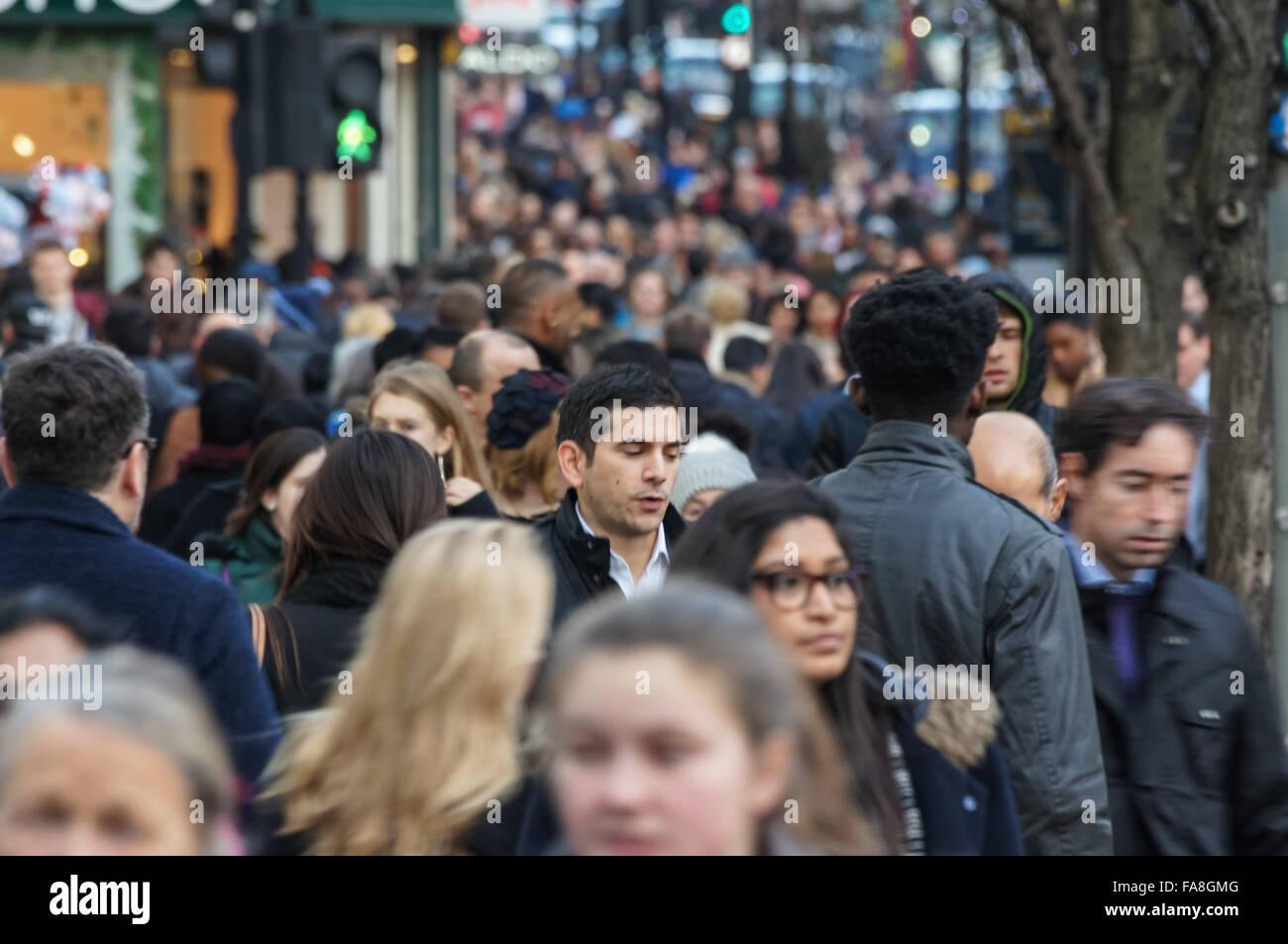 Oxford Street überflutet mit Weihnachts-Einkäufer, London England Vereinigtes Königreich UK Stockfoto