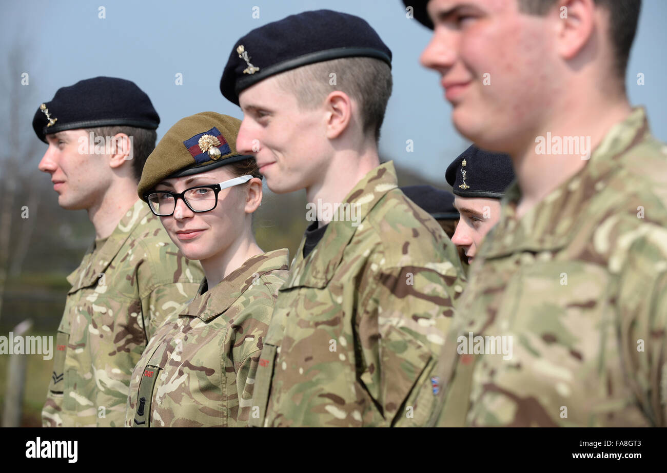 Männliche und weibliche Armee-jüngstere Söhne auf der Parade in Uniform. Stockfoto