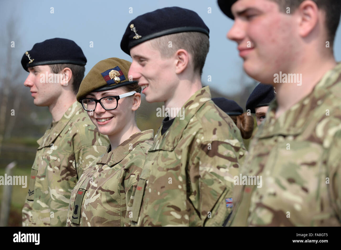 Männliche und weibliche Armee-jüngstere Söhne auf der Parade in Uniform. Stockfoto