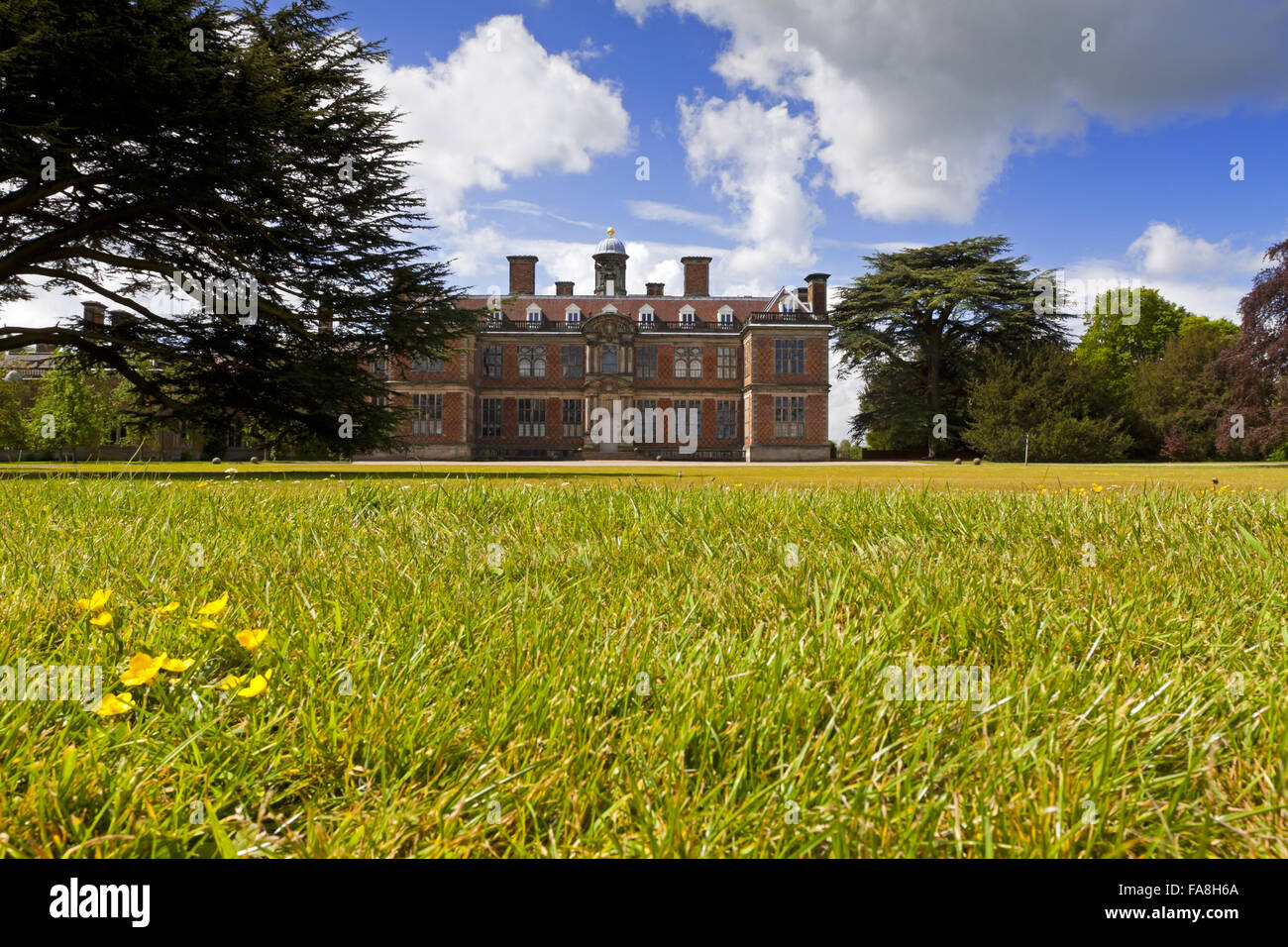 Die Nordfront des Sudbury Hall, Derbyshire, mit Rasen im Vordergrund. Stockfoto