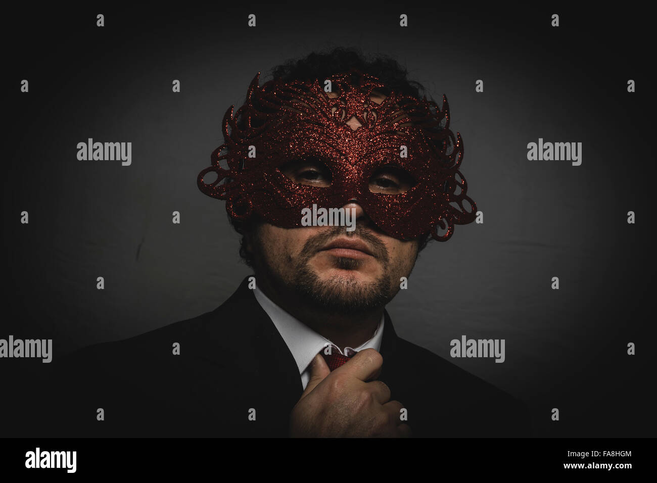 Executive, Business Mann geheimnisvolle venezianische Maske mit Rüschen Stockfoto