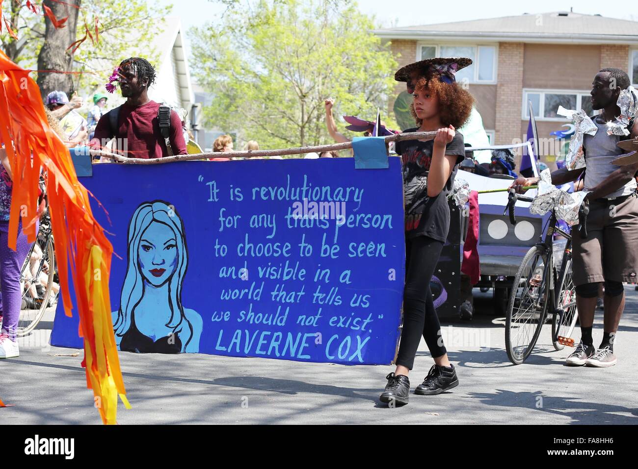 Menschen halten eine Banner mit einem Zitat von Laverne Cox, die parade zur Unterstützung der Transgender Leute in den Mai-Tag in Minneapolis. Stockfoto