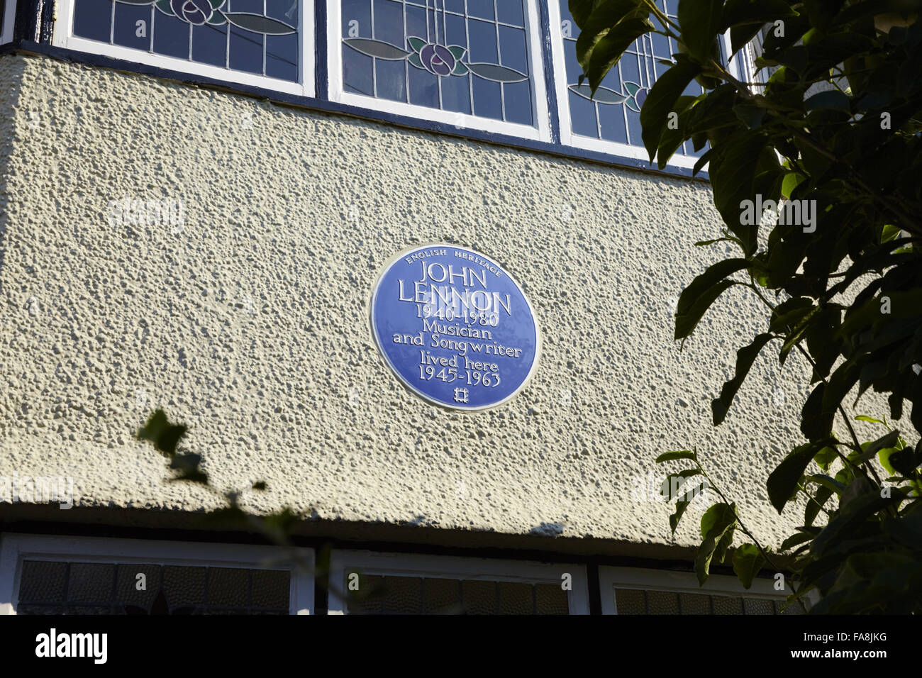 Die blaue Plakette auf der Außenseite bei Mendips, die Kindheit Zuhause von John Lennon, in Woolton, Liverpool. Stockfoto