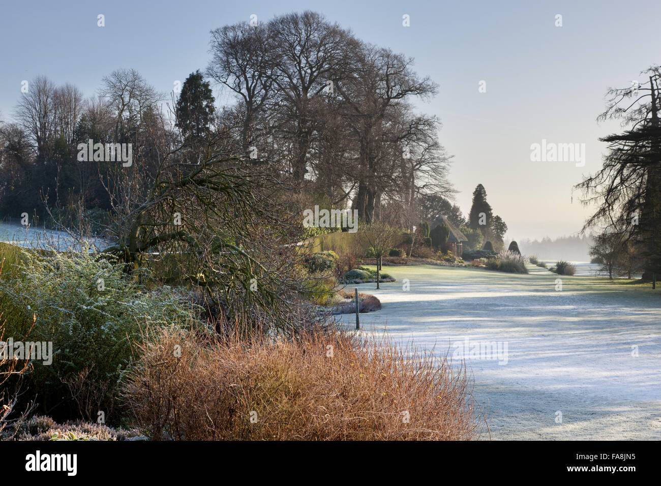 Der Rasen im Winter mit dem Hawk-Haus in der Ferne in Chirk Castle, Wrexham. Stockfoto