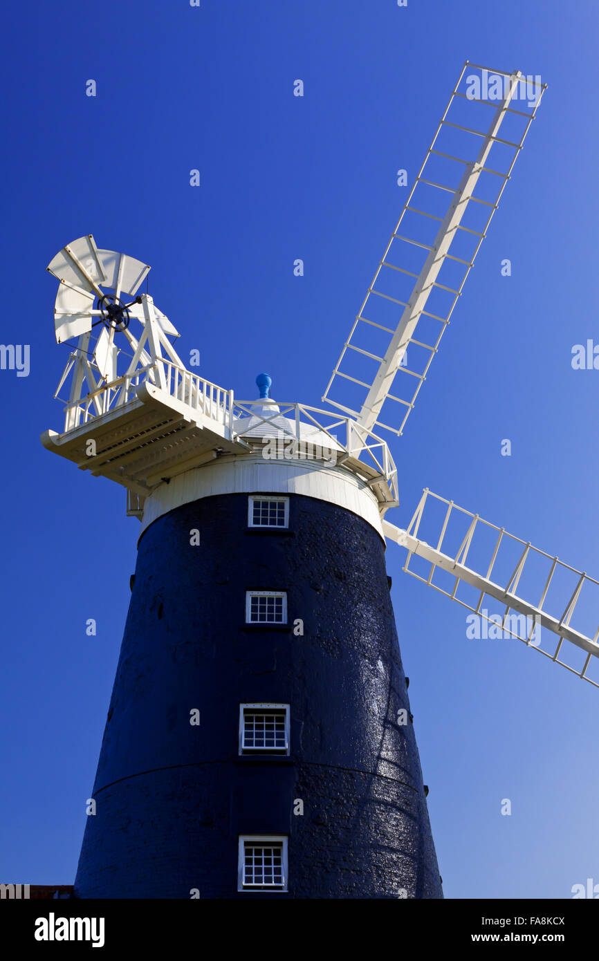 Die Turm-Windmühle als eine zusätzliche Einheit, Burnham Overy Wassermühle, Norfolk im Jahre 1816 erbaut.  Es ist eine sechsstöckige Mühle mit Rinnenplatte Kappe und Galerie. Stockfoto