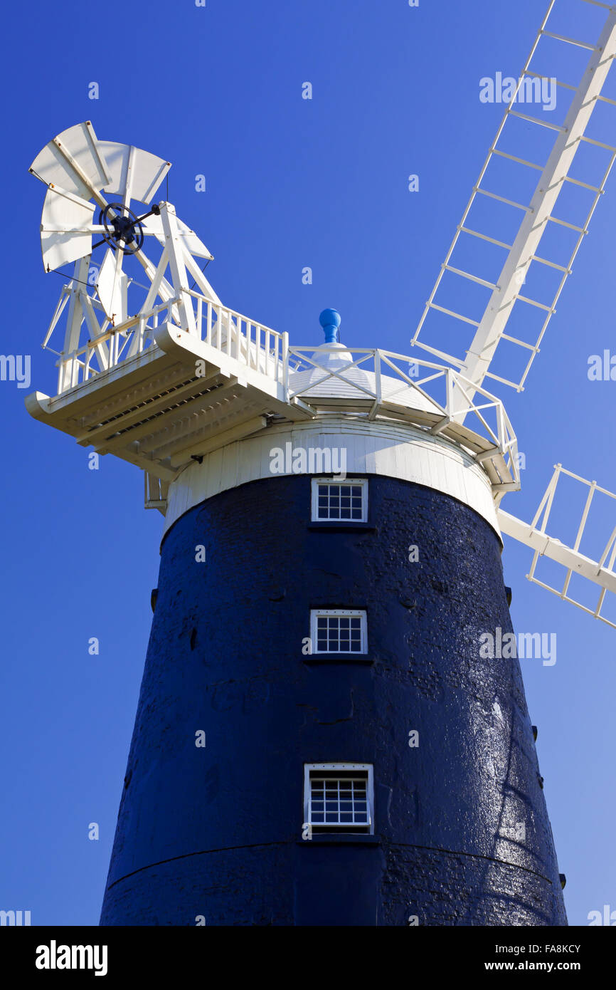 Die Turm-Windmühle als eine zusätzliche Einheit, Burnham Overy Wassermühle, Norfolk im Jahre 1816 erbaut.  Es ist eine sechsstöckige Mühle mit Rinnenplatte Kappe und Galerie. Stockfoto