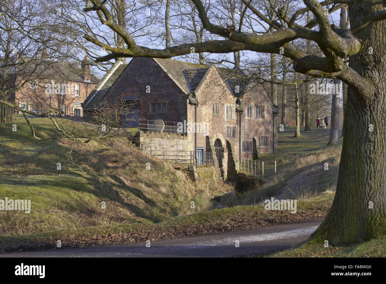 Außenseite des alten Mühlengebäude an Dunham Massey, Cheshire. Stockfoto