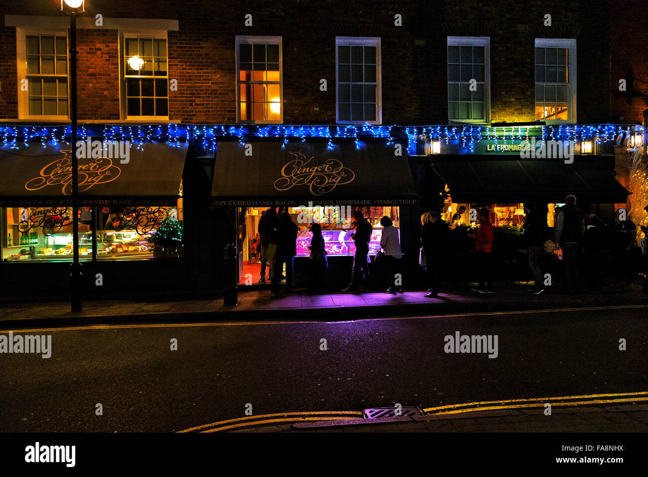 London, UK. 23. Dezember 2015. Kunden in die Warteschlange für Weihnachten Bestellungen. Ginger Pig Metzger, Moxon Street, Marylebone, London W1, England, UK-Credit: Keith Erskine/Alamy Live News Stockfoto