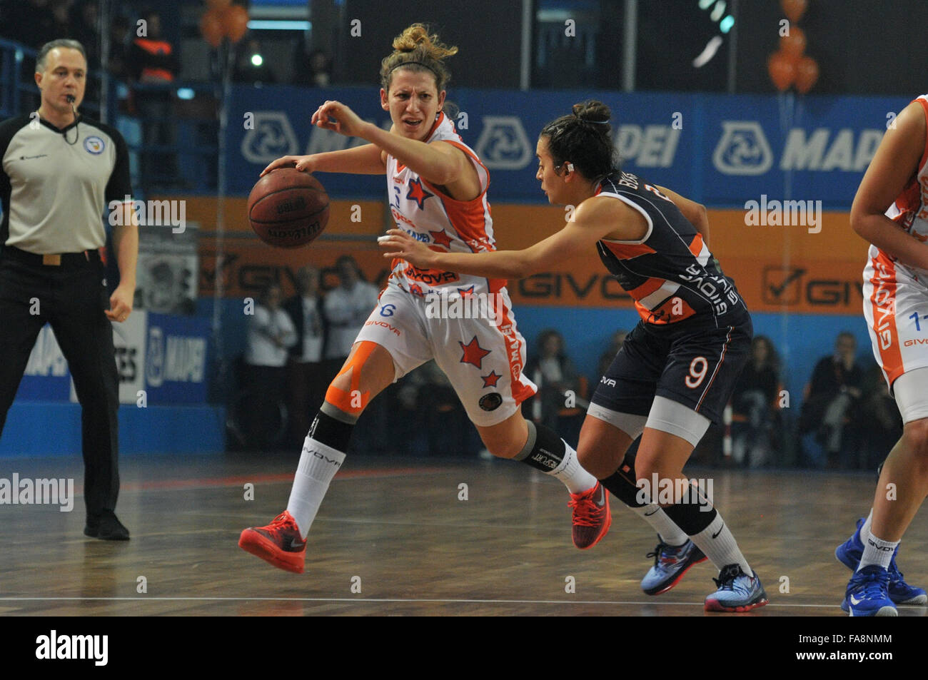 Neapel, Italien. 22. Dezember 2015. Neapel-Point guard Beatrice Carta in Aktion während der Meisterschaft italienische Serie A Frauen Basketball regulären Saison Saces Mapei Napoli vs. Convergenze Battipaglia. Naples-Team gewann das Spiel. © Paola Visone/Pacific Press/Alamy Live-Nachrichten Stockfoto